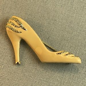 Vintage AJC Signed Gold Tone & Cream Enamel Brooch (1970’s)